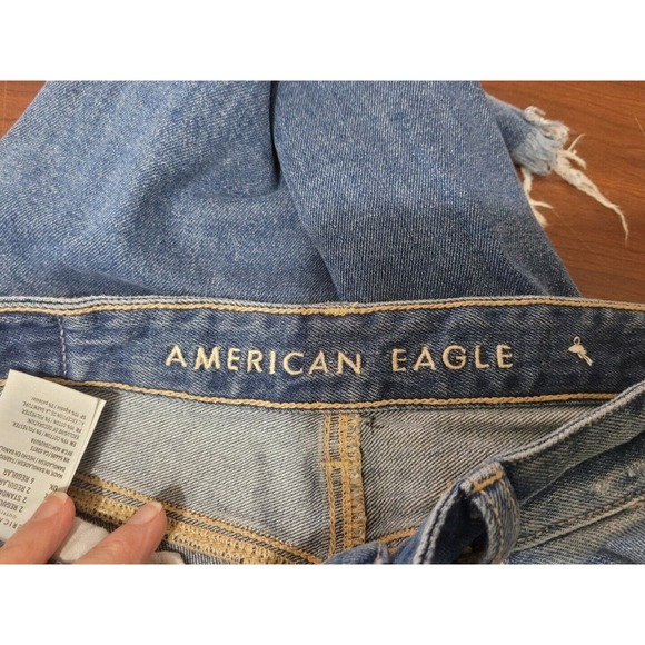 American Eagle Mom Jean Womens Size 2 High Rise Distressed Raw Hem Medium Wash - Picture 7 of 9